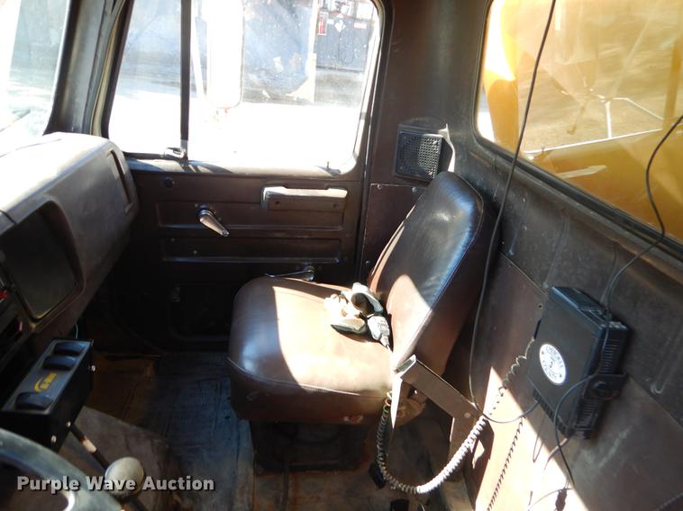 image for item EW9673 1989 International 1954 spreader truck