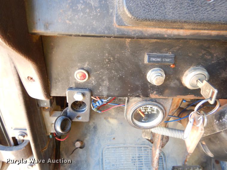 image for item EW9673 1989 International 1954 spreader truck