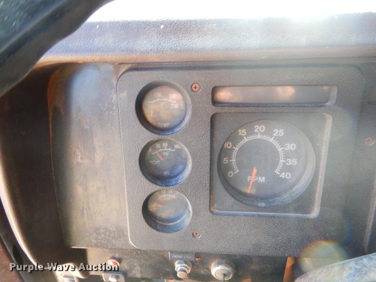 image for item EW9673 1989 International 1954 spreader truck