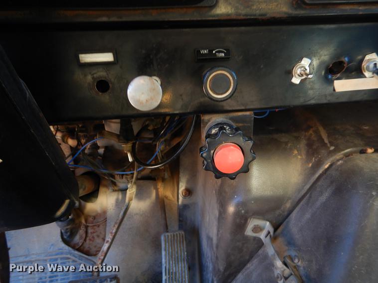 image for item EW9673 1989 International 1954 spreader truck