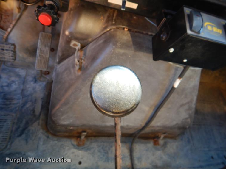 image for item EW9673 1989 International 1954 spreader truck