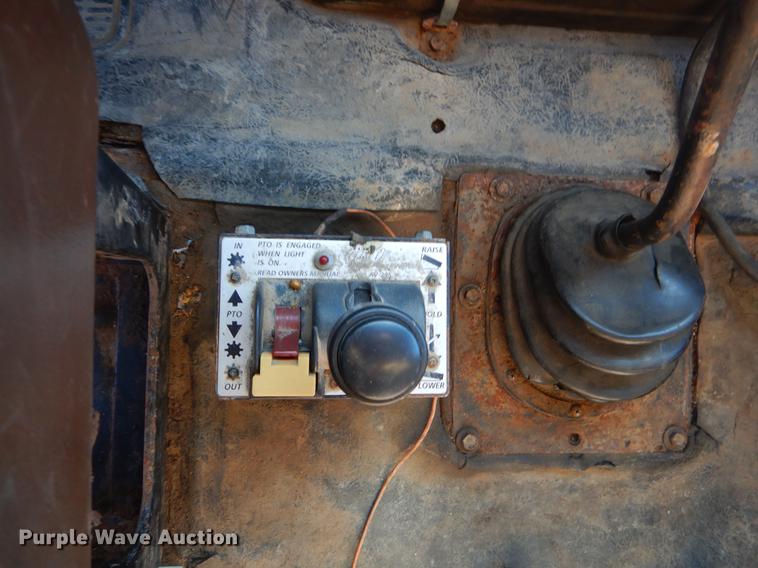 image for item EW9673 1989 International 1954 spreader truck