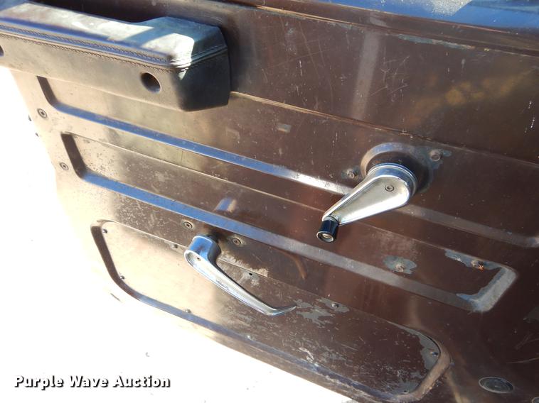 image for item EW9673 1989 International 1954 spreader truck