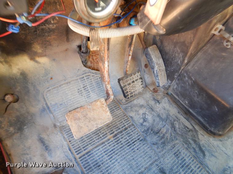 image for item EW9673 1989 International 1954 spreader truck