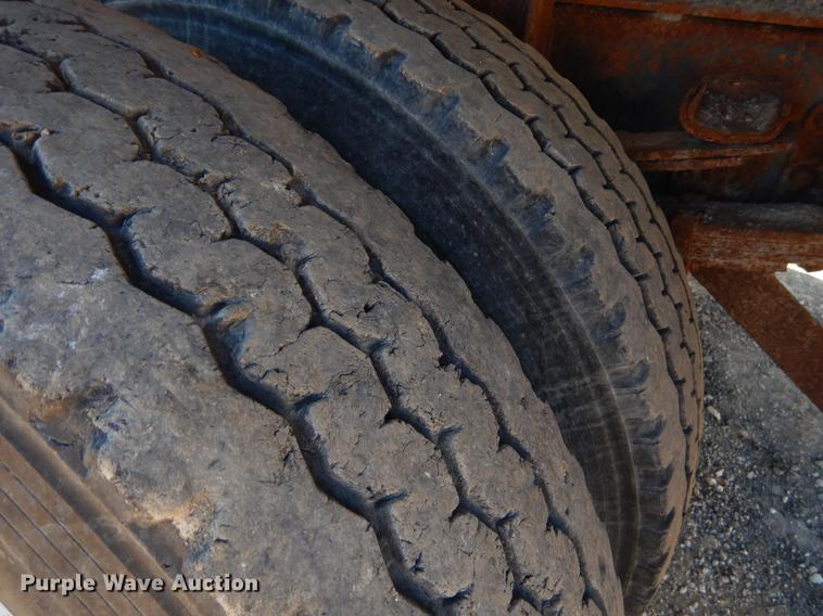 image for item EW9673 1989 International 1954 spreader truck