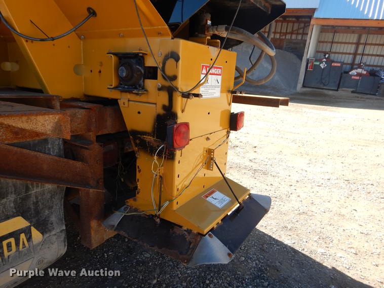 image for item EW9673 1989 International 1954 spreader truck