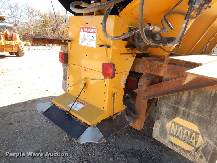 image for item EW9673 1989 International 1954 spreader truck