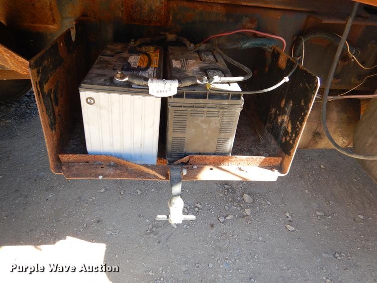 image for item EW9673 1989 International 1954 spreader truck