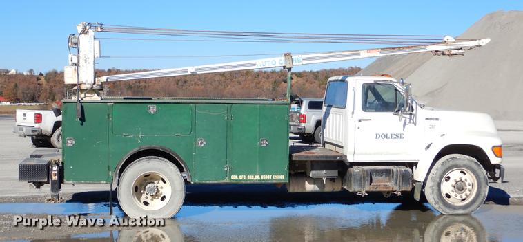image for item EW9691 1998 Ford F700 service truck with crane