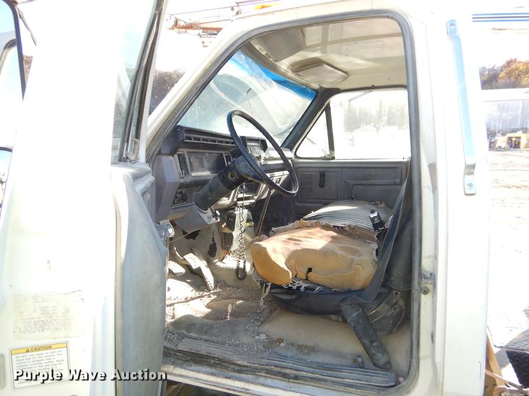 image for item EW9691 1998 Ford F700 service truck with crane