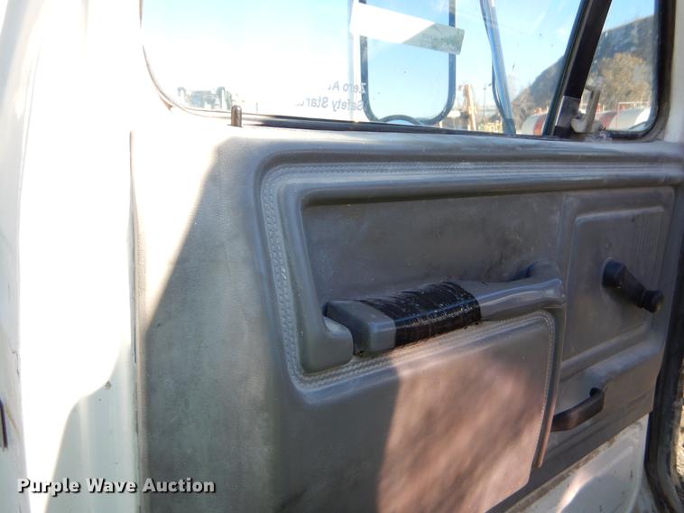 image for item EW9691 1998 Ford F700 service truck with crane