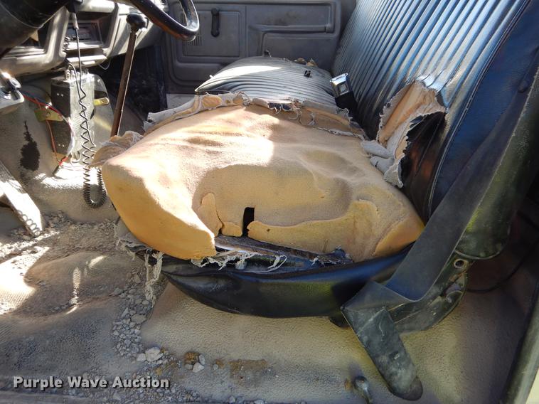 image for item EW9691 1998 Ford F700 service truck with crane