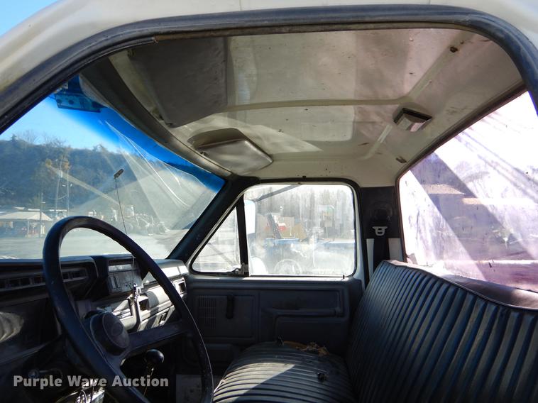 image for item EW9691 1998 Ford F700 service truck with crane