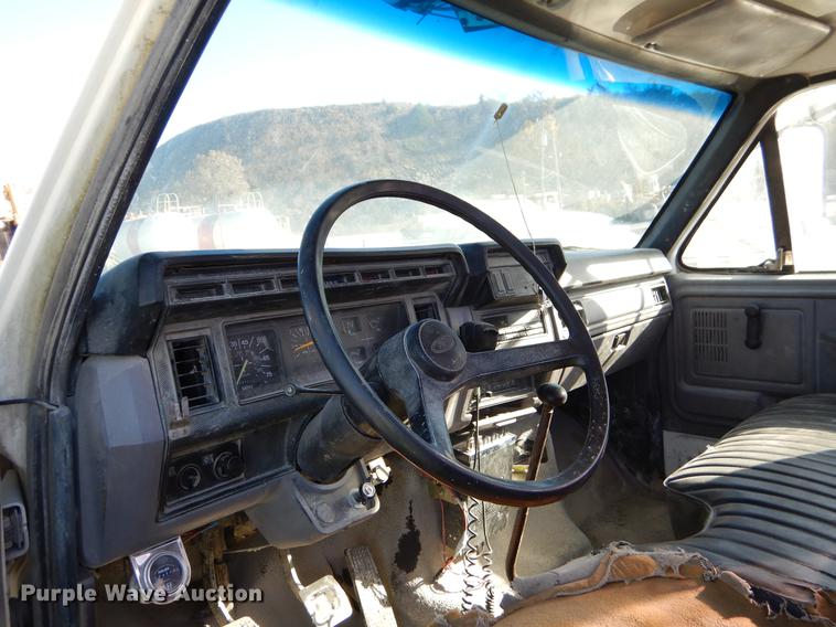 image for item EW9691 1998 Ford F700 service truck with crane