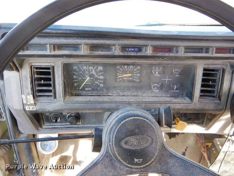 image for item EW9691 1998 Ford F700 service truck with crane