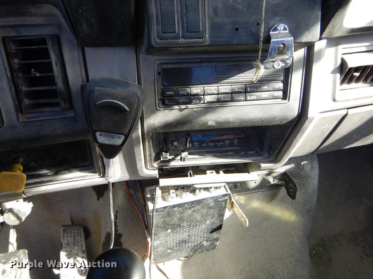 image for item EW9691 1998 Ford F700 service truck with crane