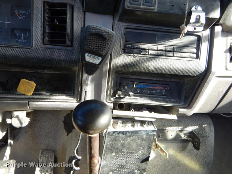 image for item EW9691 1998 Ford F700 service truck with crane