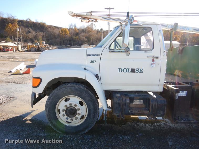 image for item EW9691 1998 Ford F700 service truck with crane
