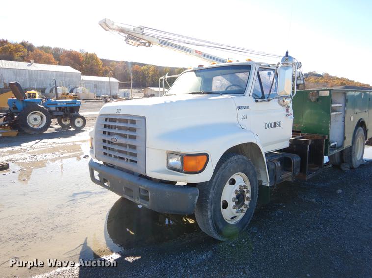 image for item EW9691 1998 Ford F700 service truck with crane