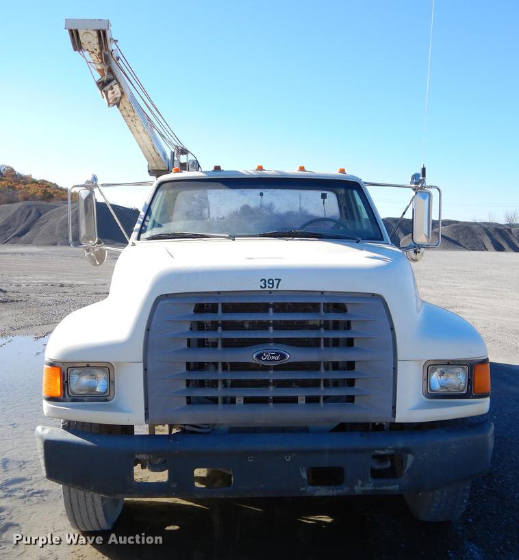 image for item EW9691 1998 Ford F700 service truck with crane