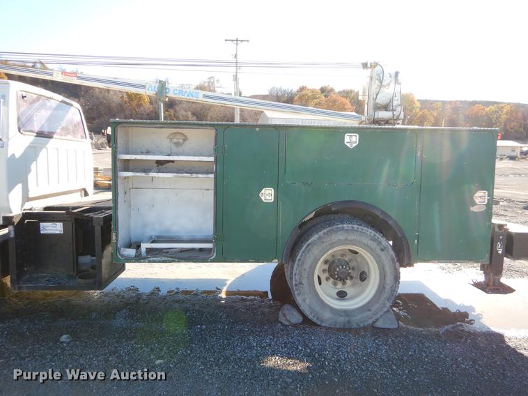 image for item EW9691 1998 Ford F700 service truck with crane