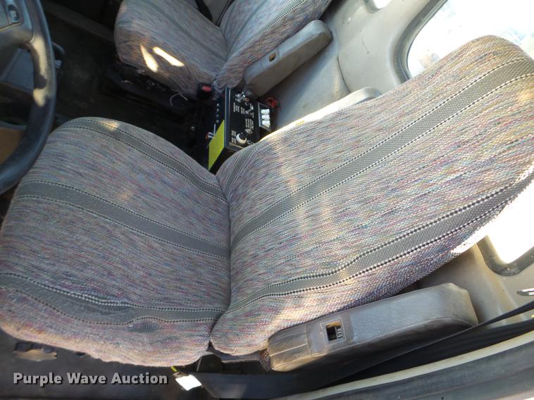 image for item EW9825 2005 Sterling L-Line vacuum jetter truck