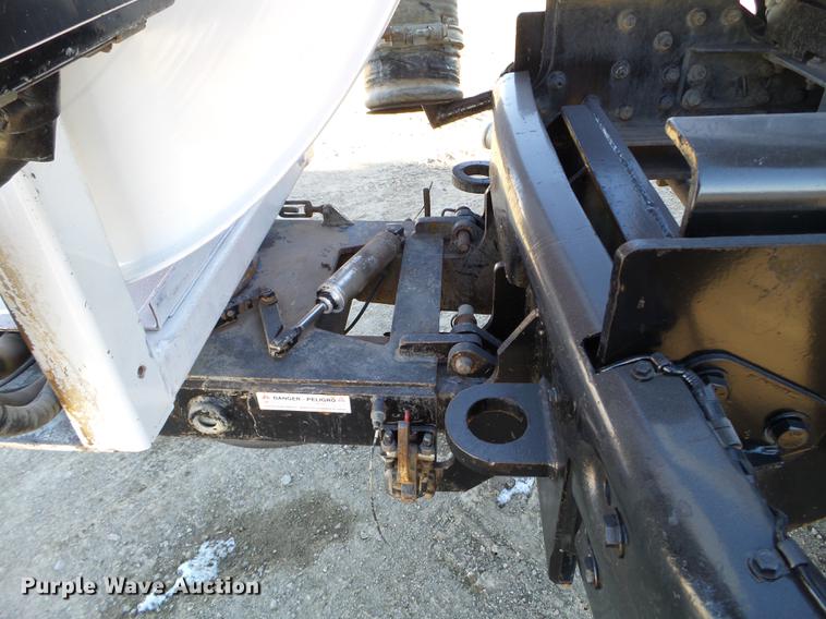 image for item EW9825 2005 Sterling L-Line vacuum jetter truck