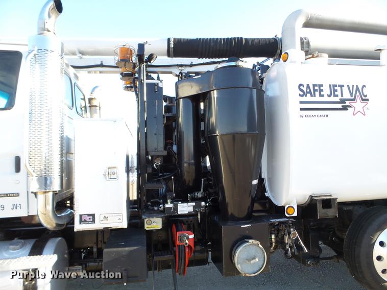 image for item EW9825 2005 Sterling L-Line vacuum jetter truck
