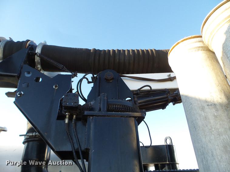 image for item EW9825 2005 Sterling L-Line vacuum jetter truck