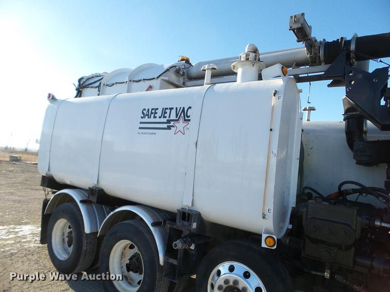 image for item EW9825 2005 Sterling L-Line vacuum jetter truck
