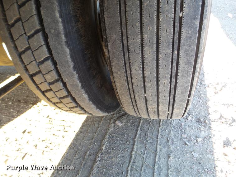 image for item EW9825 2005 Sterling L-Line vacuum jetter truck