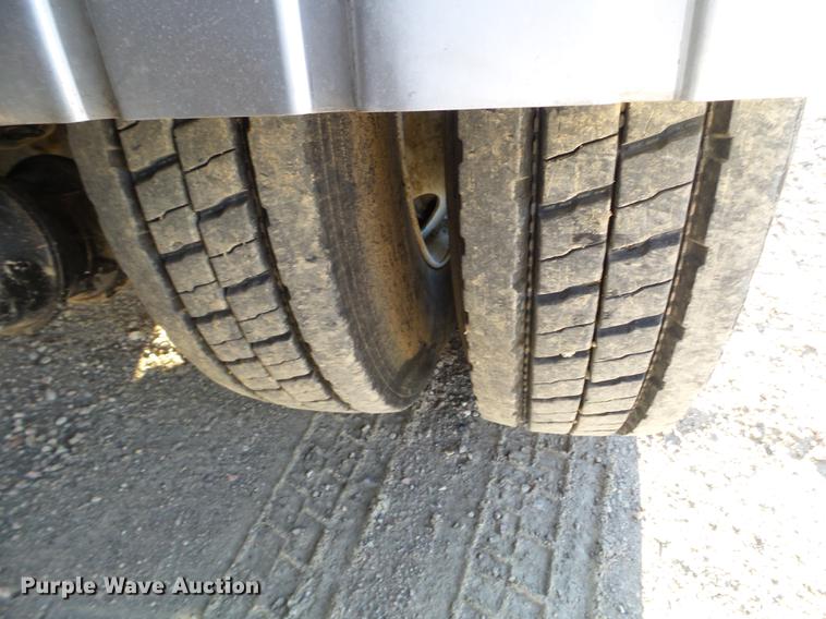 image for item EW9825 2005 Sterling L-Line vacuum jetter truck