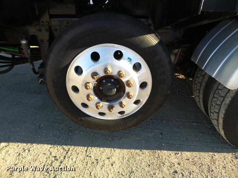 image for item EW9825 2005 Sterling L-Line vacuum jetter truck