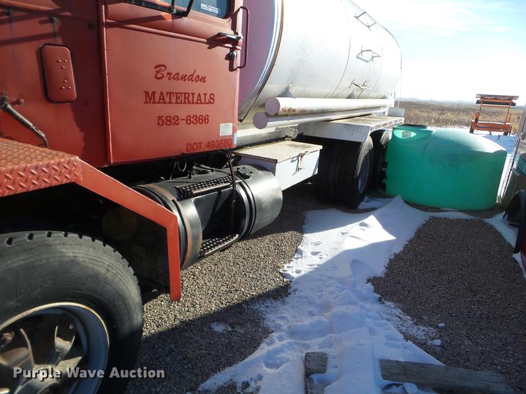 image for item EW9826 1973 White Construcktor septic truck