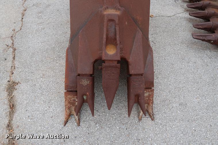 image for item FE9554 Hensley 26"W v-bottom excavator bucket