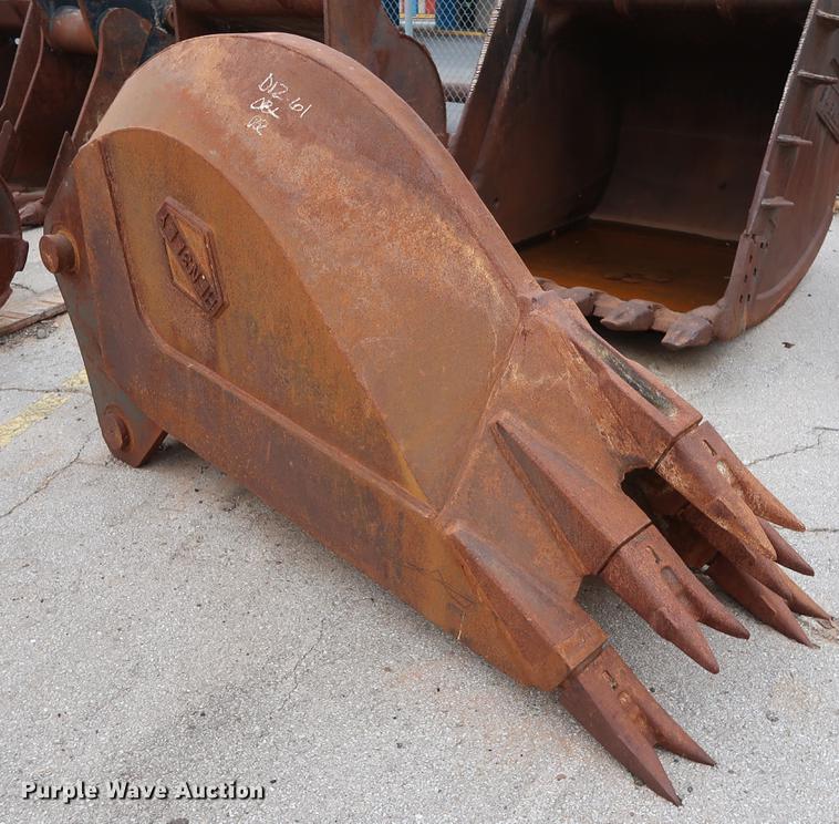 image for item FE9555 Hensley 30"W v-bottom excavator bucket