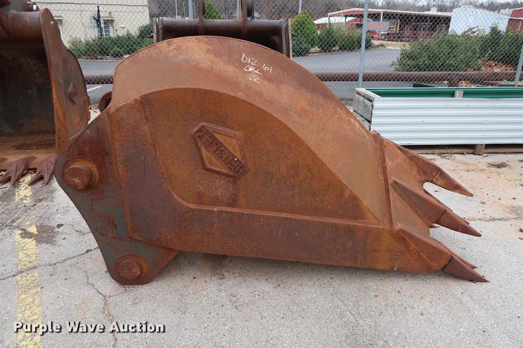 image for item FE9555 Hensley 30"W v-bottom excavator bucket