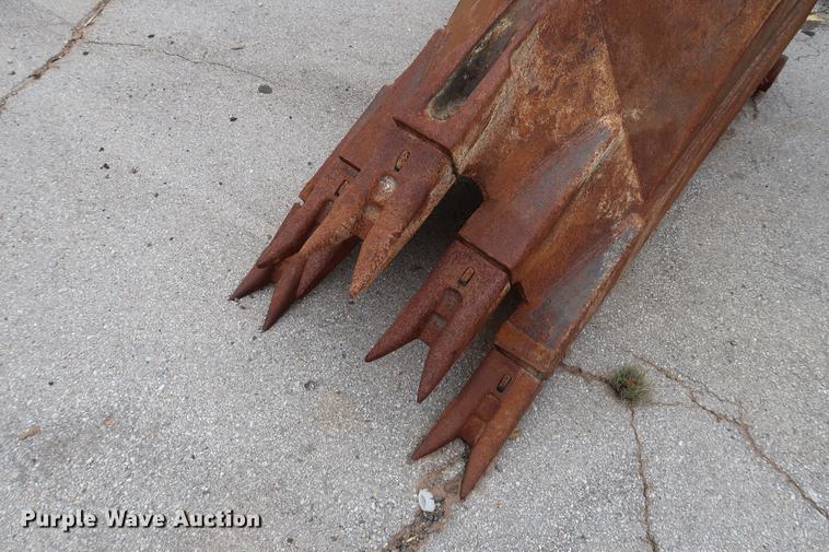 image for item FE9555 Hensley 30"W v-bottom excavator bucket