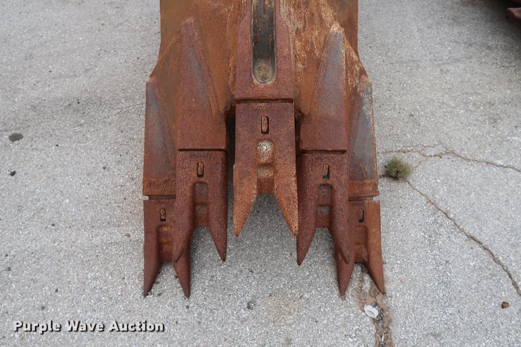 image for item FE9555 Hensley 30"W v-bottom excavator bucket