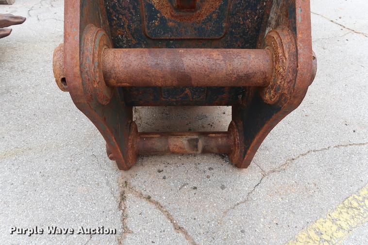 image for item FE9555 Hensley 30"W v-bottom excavator bucket