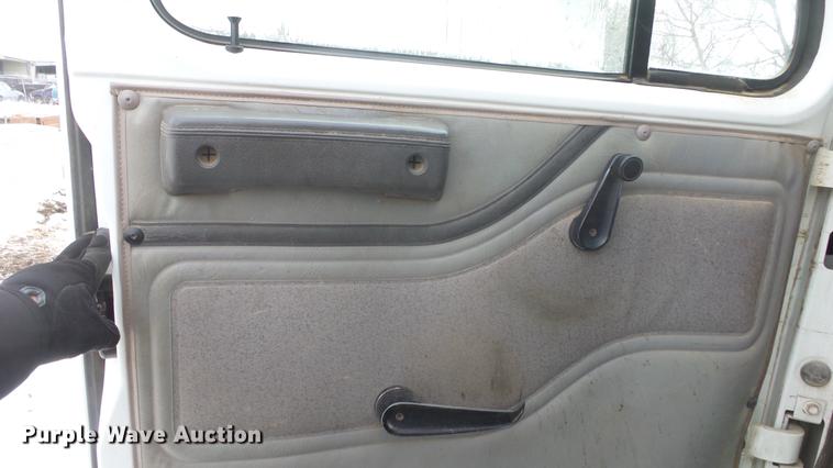 image for item FI9320 1996 International 4700 flatbed truck