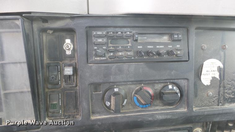 image for item FI9320 1996 International 4700 flatbed truck