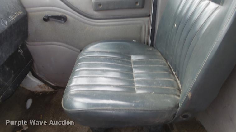 image for item FI9320 1996 International 4700 flatbed truck