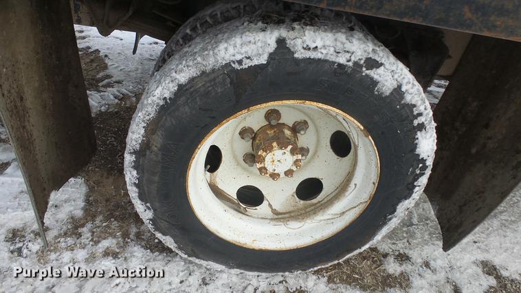 image for item FI9320 1996 International 4700 flatbed truck