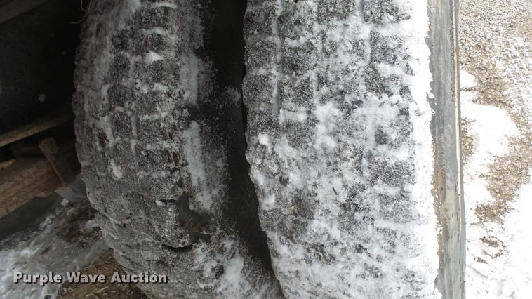 image for item FI9320 1996 International 4700 flatbed truck