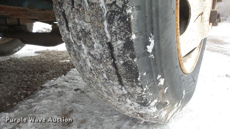 image for item FI9320 1996 International 4700 flatbed truck