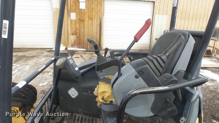 image for item FI9321 2006 John Deere 27D mini excavator