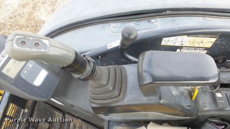 image for item FI9321 2006 John Deere 27D mini excavator