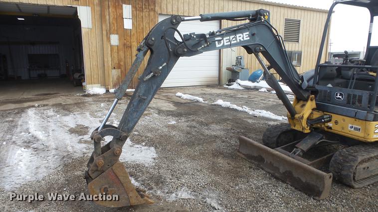 image for item FI9321 2006 John Deere 27D mini excavator