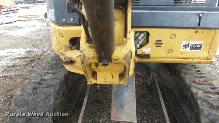 image for item FI9321 2006 John Deere 27D mini excavator